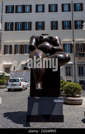 Rome, Italie. 10 juillet 2024. Sitting Woman' - fait partie de ''˜Botero a Roma' : un itinéraire d'exposition qui serpente dans les rues du centre-ville de Rome, combinant la beauté des œuvres de Fernando Botero avec la monumentalité de la capitale. La beauté contemporaine des sculptures de Fernando Botero complète le charme extraordinaire et unique de la capitale. L’exposition, qui s’étend sur quelques-unes des plus belles places du centre de Rome, permet de comparer deux mondes. Un hommage de la capitale au grand sculpteur colombien, récemment décédé, qui enrichit certains de ses plus re Banque D'Images