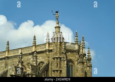 Astorga, Espagne - 4 juin 2023 : une sculpture en pierre se dresse au sommet du palais épiscopal d'Astorga, conçue par Antoni Gaudi. Banque D'Images