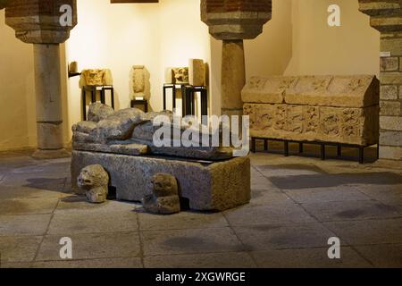 Astorga, Espagne - 4 juin 2023 : une sculpture en pierre d'une personne couchée est placée élégamment dans une pièce, mettant en valeur des détails complexes et un contemplatif Banque D'Images