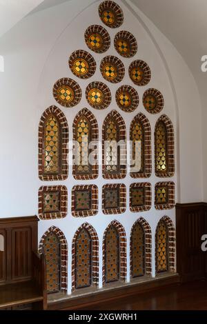 Astorga, Espagne - 4 juin 2023 : le Palais épiscopal d'Astorga, Espagne, possède un magnifique mur de fenêtres conçu par Antoni Gaudi, mettant en valeur son enseigne Banque D'Images