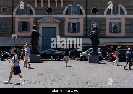 Adam (homme debout) et Eve (femme debout) - parties de Botero a Roma : un itinéraire d'exposition qui serpente dans les rues du centre-ville de Rome, combinant la beauté des œuvres de Fernando Botero avec la monumentalité de la capitale. La beauté contemporaine des sculptures de Fernando Botero complète le charme extraordinaire et unique de la capitale. L’exposition, qui s’étend sur quelques-unes des plus belles places du centre de Rome, permet de comparer deux mondes. Un hommage de la capitale au grand sculpteur colombien, récemment décédé, qui enrichit certains de ses plus re Banque D'Images