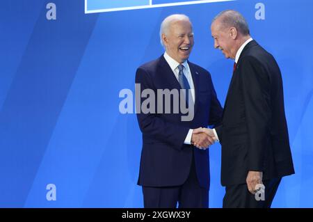 Washington, États-Unis. 10 juillet 2024. Le président AMÉRICAIN Joe Biden et Recep Tayyip Erdogan, président turc, participent à une poignée de main de bienvenue lors du sommet de l'OTAN à Washington, DC, États-Unis, le mercredi 10 juillet, 2024. photo de Ting Shen/UPI crédit : UPI/Alamy Live News Banque D'Images