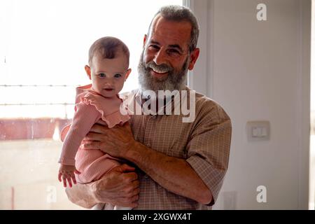 Portrait pour nouveau-né avec son grand-père dans la maison de famille en beau moment de liaison Banque D'Images