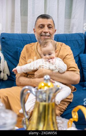 Portrait pour nouveau-né avec son grand-père dans la maison de famille en beau moment de liaison Banque D'Images