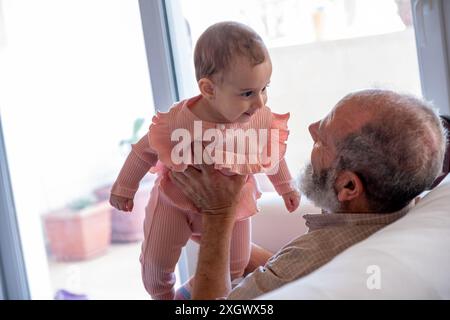 Portrait pour nouveau-né avec son grand-père dans la maison de famille en beau moment de liaison Banque D'Images