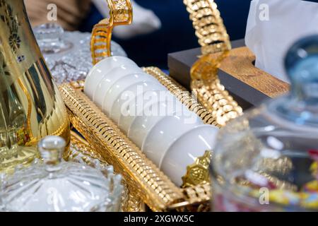 Tasses à café arabes blanches brillantes dans un support de luxe doré Banque D'Images