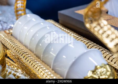 Tasses à café arabes blanches brillantes dans un support de luxe doré Banque D'Images