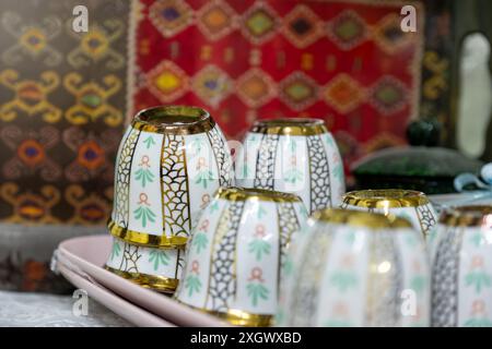 Tasses de café arabes traditionnelles femileir en jordanie et en palestine avec des motifs traditionnels en arrière-plan Banque D'Images