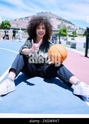 Basket-ball, femme et portrait avec main rock sur le court pour la mode, le fitness et le cardio en été. Bien-être, vêtements et influenceur ou personne féminine Banque D'Images