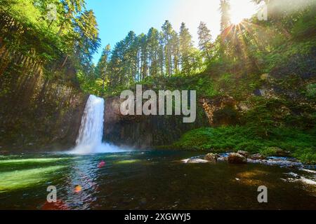 Chutes d'Abiqua en cascade dans la forêt luxuriante avec les rayons du soleil Banque D'Images