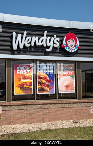 Shoreview, Minnesota. Nouveaux éléments de menu affichés sur la fenêtre chez Wendy's.. chaîne de restauration rapide. Banque D'Images