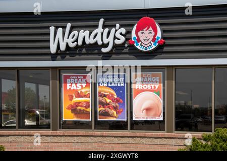 Shoreview, Minnesota. Nouveaux éléments de menu affichés sur la fenêtre chez Wendy's.. chaîne de restauration rapide. Banque D'Images