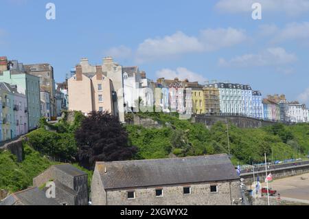 Maisons colorées de Tenby vues du port et de Pier Hill. Tenby, Pembrokeshire, pays de Galles, Royaume-Uni. 5 juin 2024. Banque D'Images