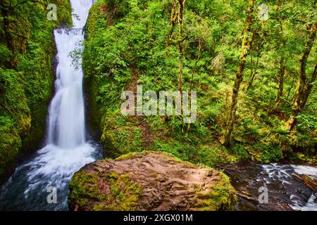 Bridal Veil Falls dans Lush gorge avec vue aérienne vers le bas Banque D'Images