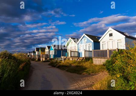 Hengistbury Head, Mudeford Spit, Christchurch, Dorset UK. 10 juillet 2024. Météo britannique : chaude soirée ensoleillée à Hengistbury Head, alors que la lumière du soleil illumine les cabanes de plage, où il y a certaines des plus chères du pays. Crédit : Carolyn Jenkins/Alamy Live News Banque D'Images