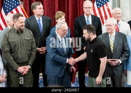 10 juillet 2024, Washington, District de Columbia, États-Unis : ANDRIY YERMAK, chef du cabinet du président de l'Ukraine, chef de la majorité au Sénat CHUCK SCHUMER (d-NY), président ukrainien VOLODYMYR ZELENSKYY et chef de la minorité au Sénat MITCH MCCONNELL (R-KY) au premier rang lors d'une cérémonie où le président ukrainien a remis des médailles au Capitole de Washington, D.C. (crédit image : © Michael Brochstein/ZUMA Press Wire) USAGE ÉDITORIAL SEULEMENT! Non destiné à UN USAGE commercial ! Banque D'Images