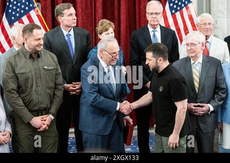 Washington, États-Unis. 10 juillet 2024. Andriy Yermak, chef de cabinet du président de l'Ukraine, le chef de la majorité au Sénat Chuck Schumer (d-NY), le président ukrainien Volodymyr Zelenskyy et le chef de la minorité au Sénat Mitch McConnell (R-KY) au premier rang lors d'une cérémonie où le président ukrainien a remis des médailles au Capitole à Washington, DC (photo de Michael Brochstein/Sipa USA) crédit : Sipa USA/Alamy Live News Banque D'Images