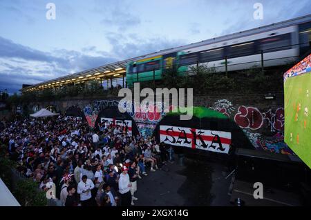 Les supporters anglais à Peckham Arches à Londres lors d'une projection de la demi-finale de l'UEFA Euro 2024 entre l'Angleterre et les pays-Bas. Date de la photo : mercredi 10 juillet 2024. Banque D'Images