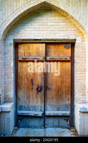 Vieille porte, partie du manoir Eram, Shiraz, Iran. Banque D'Images