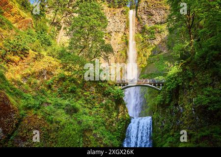 Majestueuses chutes de Multnomah avec des visiteurs sur le pont arqué à Golden Hour Banque D'Images