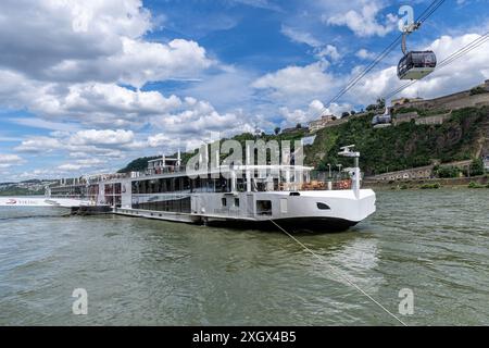 Bateau de croisière fluviale Viking Einar avec téléphérique du Rhin et forteresse Ehrenbreitstein en arrière-plan Banque D'Images