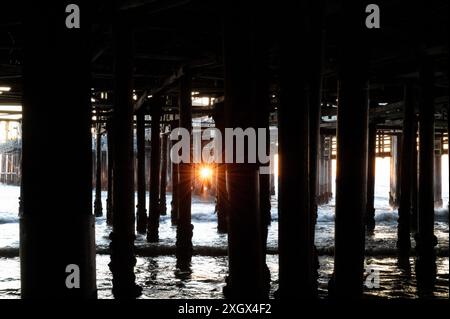 SANTA MONICA, CALIFORNIE, États-Unis : le soleil se couche une autre année sur l'océan Pacifique la veille du nouvel an à la jetée de Santa Monica à Santa Monica, CA. Banque D'Images