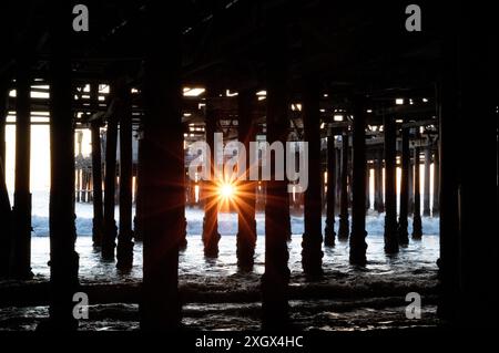 SANTA MONICA, CALIFORNIE, États-Unis : le soleil se couche une autre année sur l'océan Pacifique la veille du nouvel an à la jetée de Santa Monica à Santa Monica, CA. Banque D'Images