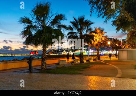 Un carnaval illuminé au coucher du soleil le long de la promenade piétonne balnéaire Praia do Almirante Reis sur la côte à la vieille ville de Funchal, îles Canaries. Banque D'Images