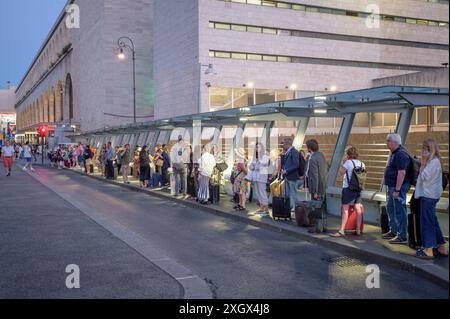 Rome, Italie. 10 juillet 2024. Les gens faisaient la queue en attendant un taxi devant la gare Termini à la tombée de la nuit à Rome. (Crédit image : © Marcello Valeri/ZUMA Press Wire) USAGE ÉDITORIAL SEULEMENT! Non destiné à UN USAGE commercial ! Banque D'Images