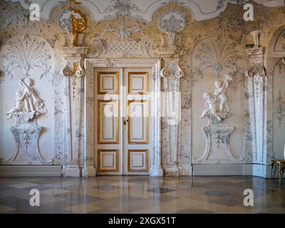 L'intérieur baroque du Schloss Hof en Autriche est décoré d'ornements et de sculptures Banque D'Images