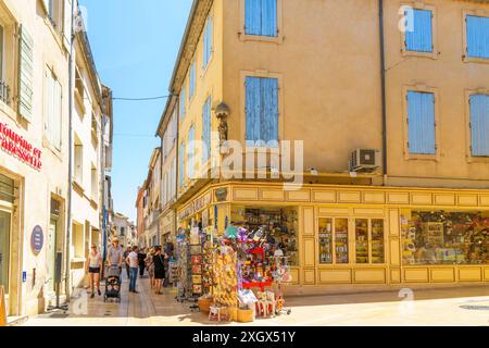Rues et ruelles étroites pleines de boutiques colorées pittoresques et cafés dans le centre historique de Saint Rémy de Provence, France Côte d'Azur. Banque D'Images