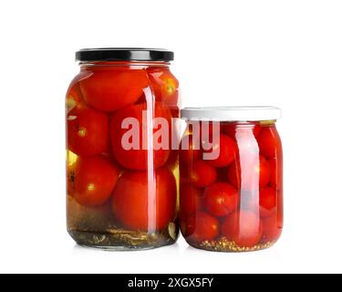 Savoureuses tomates marinées dans des pots isolés sur blanc Banque D'Images