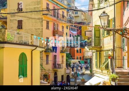 Appartements avec balcon bordent le chemin à travers le village coloré de Manarola, Italie, partie des Cinque Terre sur la côte ligure. Banque D'Images