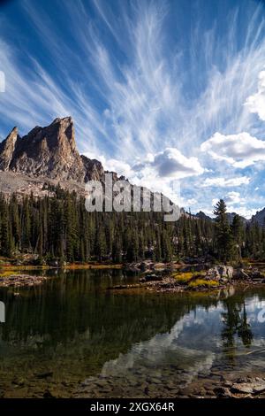 Des nuages spectaculaires au-dessus d'El Capitan depuis le petit étang au-dessous d'Alice Lake dans la nature sauvage de Sawtooth de l'Idaho. Banque D'Images