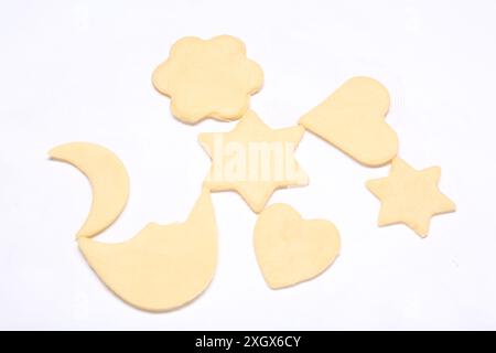 Biscuits crus de différentes formes isolés sur blanc Banque D'Images