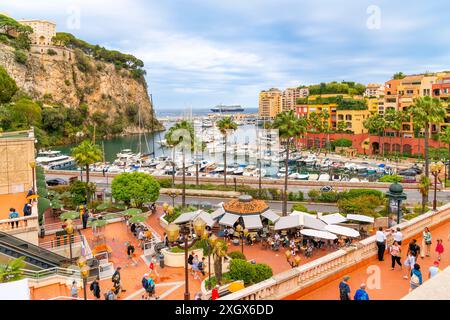 Vue sur le port coloré de Fontvieille, mer Méditerranée avec bateau de croisière, et ville le long de la Côte d'Azur à Monte Carlo, Monaco. Banque D'Images