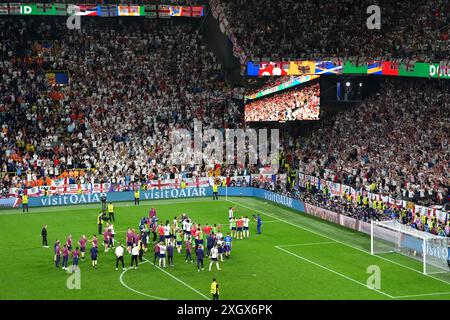 Les joueurs et le staff anglais célèbrent devant les supporters après la victoire dans l'UEFA Euro 2024, match de demi-finale au BVB Stadion Dortmund à Dortmund, en Allemagne. Date de la photo : mercredi 10 juillet 2024. Banque D'Images