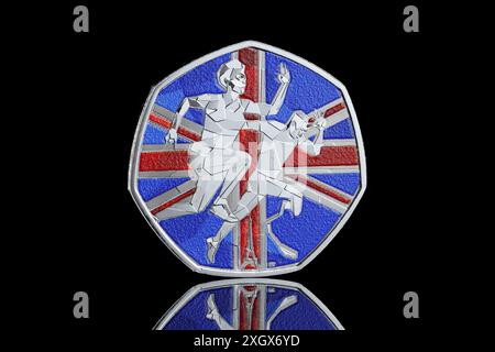 Une version colorée d'une pièce de 50p, émise par la monnaie royale pour célébrer l'équipe Gb & Paralympiques participant aux Jeux Olympiques de 2024 à Paris Banque D'Images