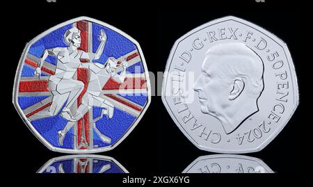 Une version colorée d'une pièce de 50p, émise par la monnaie royale pour célébrer l'équipe Gb & Paralympiques participant aux Jeux Olympiques de 2024 à Paris Banque D'Images