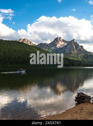 Kayakistes au lac Stanley avec le Mt McGown reflété dans les eaux du lac Banque D'Images