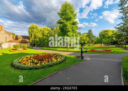 Les jardins publics de l'abbaye près de la rivière Itchen et les Weirs dans la ville anglaise de Winchester, Angleterre, Royaume-Uni en été. Banque D'Images