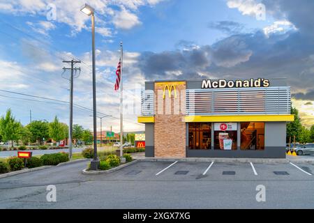 Vue générale d'un restaurant McDonald's fast-food le long du boulevard principal à travers la banlieue de Spokane de Liberty Lake, Washington, États-Unis. Banque D'Images
