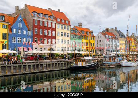 Le quartier coloré de Nyhavn, le long du canal Nyhavn, regorge de cafés, de boutiques et de bateaux de plaisance sur les trottoirs à Copenhague, au Danemark. Banque D'Images