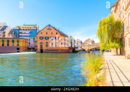 Le pittoresque quartier médiéval de la petite-France de la ville alsacienne de Strasbourg, France, avec des bâtiments pittoresques bordant la rivière Ill. Banque D'Images