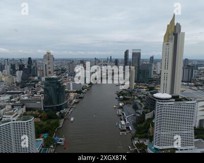 Bangkok, Amphoe mueang Bangkok, Thaïlande, 24 juin 2024 : banques Iconsiam et centre commercial le long de la rivière Chao Phraya à Bnagkok. Vue aérienne par drone. Banque D'Images