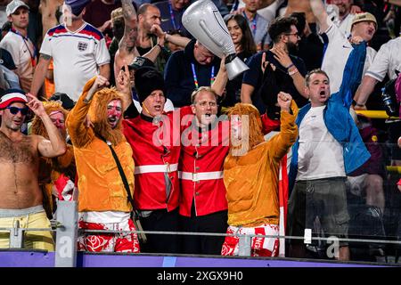 Dortmund, pays-Bas. 10 juillet 2024. DORTMUND, PAYS-BAS - 10 JUILLET : les supporters et supporters de l'Angleterre célèbrent la victoire lors de la demi-finale de l'UEFA EURO 2024 entre les pays-Bas et l'Angleterre au BVB Stadion Dortmund le 10 juillet 2024 à Dortmund, pays-Bas. (Photo par Andre Weening/Orange Pictures) crédit : Orange pics BV/Alamy Live News Banque D'Images