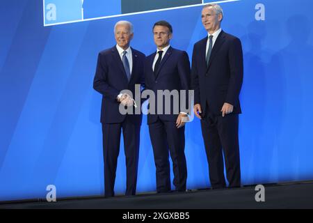 Joe Biden, président des États-Unis, de gauche à droite, Emmanuel Macron, président de la France, et Jens Stoltenberg, le secrétaire général de l’Organisation du Traité de l’Atlantique Nord (OTAN), participe à une poignée de main de bienvenue lors du Sommet de l’OTAN à Washington, DC, États-Unis, le mercredi 10 juillet, 2024. le président Joe Biden et les 31 autres dirigeants de l'OTAN avaient espéré que leur sommet célébrerait une nouvelle unité contre le russe Vladimir Poutine, enverrait un avertissement à la Chine et prouverait que l'alliance est plus forte que jamais dans sa 75e année, mais les trois jours de pageanterie seront éclipsés par les turbulences nationales dans toute l'alliance. CRED Banque D'Images