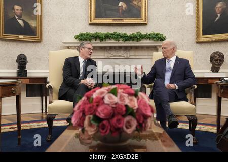 Le premier ministre Sir Keir Starmer rencontre le président américain Joe Biden à la Maison Blanche à Washington DC, lors de sa visite aux États-Unis pour assister au sommet du 75e anniversaire de l’OTAN. Date de la photo : mercredi 10 juillet 2024. Banque D'Images