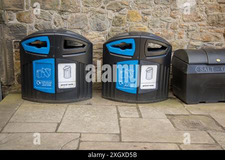 Conteneurs de déchets publics pour séparer les déchets : déchets recyclables (carton, canettes, boîtes, cartons, bouteilles en plastique) vs déchets généraux ; à côté du conteneur de sel Banque D'Images