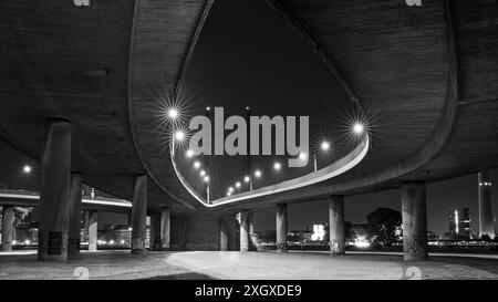 Pont routier avec feux clignotants la nuit Banque D'Images
